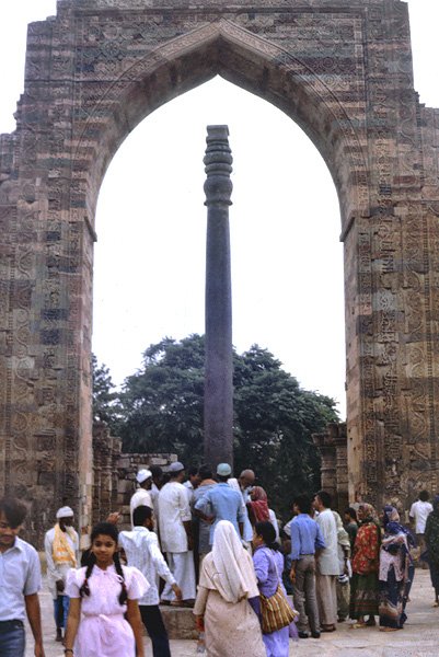Fragment zespou Qutab Minar w Delhi