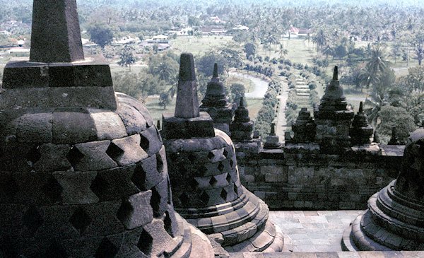 Fragment zwieczenia wityni Borobudur