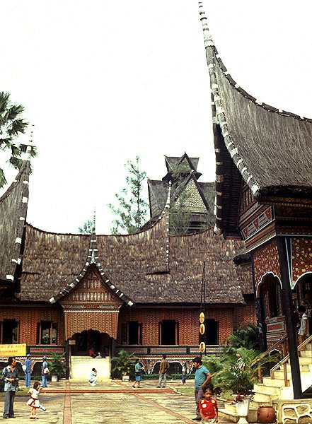 Dom z Sumatry Zachodniej (Minangkabau) - skansen Taman Mini Indonesia (Dakarta)