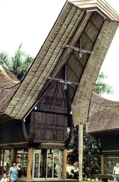 Dom z Celebes Poudniowego (Toraja) - skansen Taman Mini Indonesia (Dakarta)