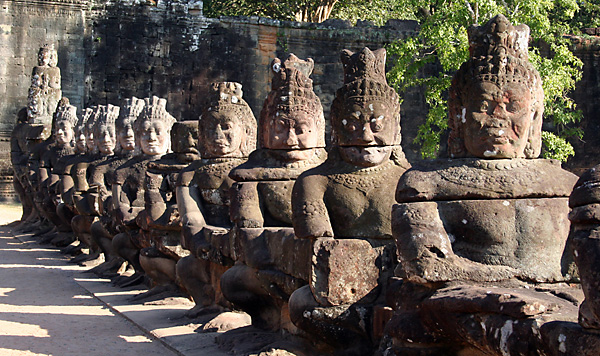 Posgi przed wejciem do Angkor Thom