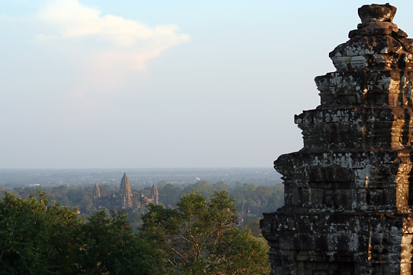Widok Ankgor Wat ze wzgrza Phnom Bakheng