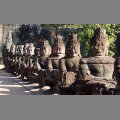 Pos�gi przed wej�ciem do Angkor Thom