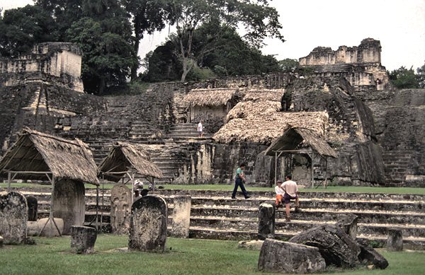 Pnocny Akropol w Tikal (Gwatemala)