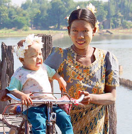 Mama z dzieckiem na mocie w Amarapura