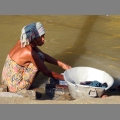 Kobieta w porcie w Mandalay