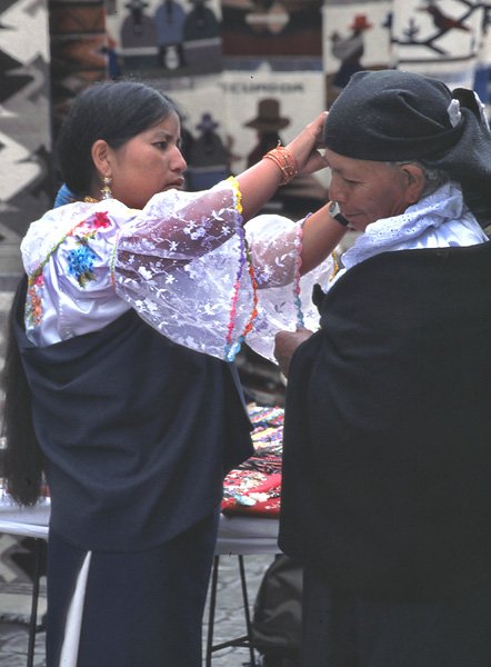 Indianki na targu w Otavalo