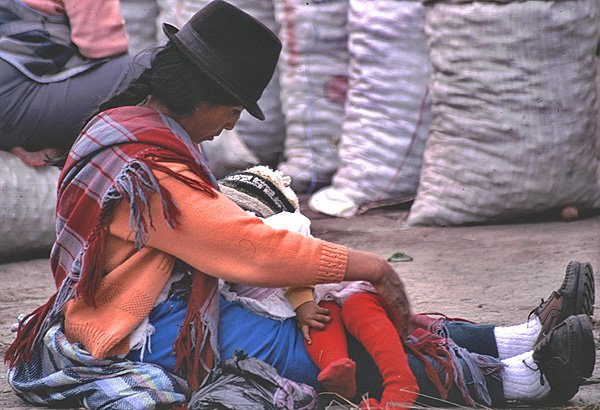 Matka z dzieckiem na targu w Saquisil