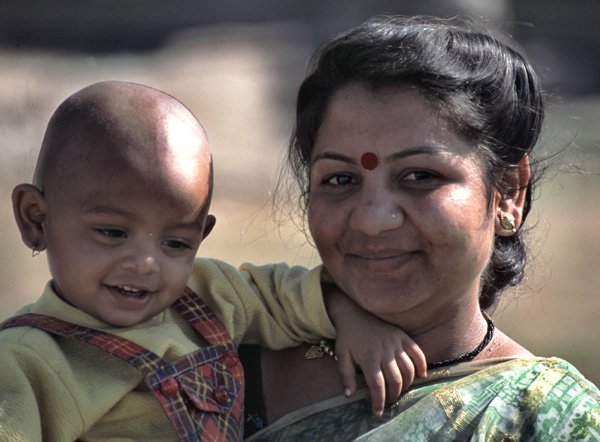 Mama z dzieckiem z Mahabalipuram