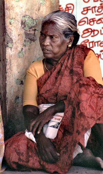 Hinduska na dworcu  w Pondicherry
