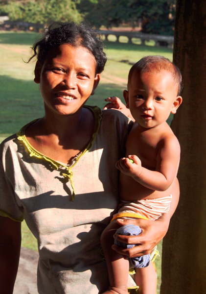Mama z dzieckiem w Ankgor Wat