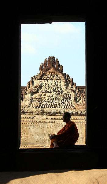 Zamylony mnich w Angkor Wat