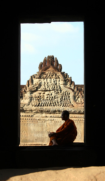 Zamy�lony mnich w Angkor Wat