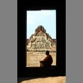Zamy�lony mnich w Angkor Wat