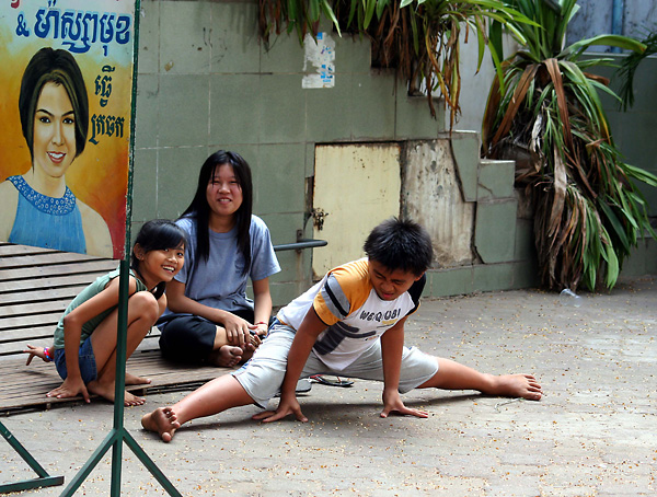 wiczcy Khmerzy na ulicy w Phnom Penh