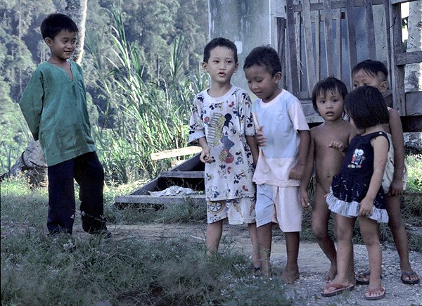 Dzieci znad rzeki Kinangbatan (wschodnie Borneo)