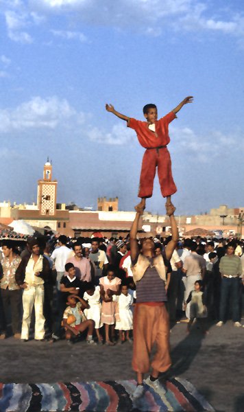 Modzi akrobaci z Marrakeszu
