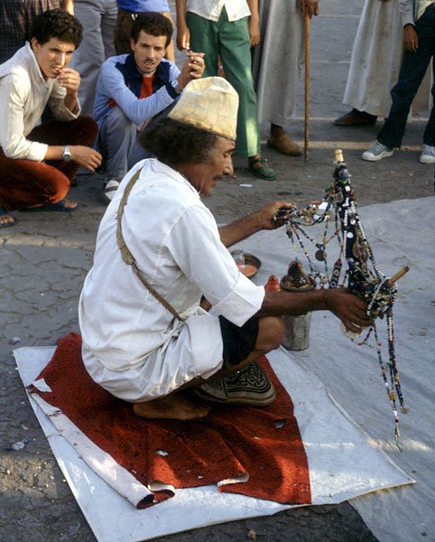 Na placu Jemaa el Fna w Marrakeszu