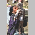 Mama z dzieckiem na ulicy Patanu