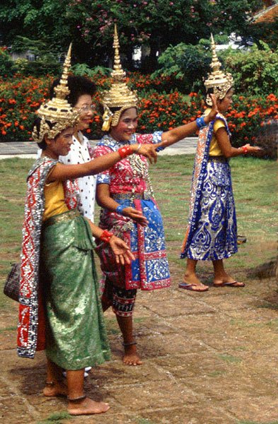 Tajskie tancerki w pobliu Wat Arun w Bangkoku