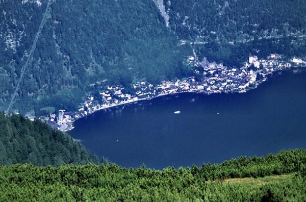 Jezioro Hallstatt w masywie Dachstein