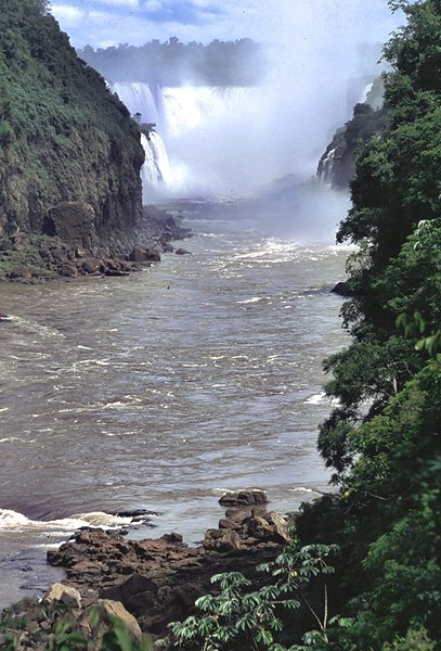 Rio Iguaz z Diabelsk Gardziel w tle