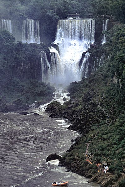Rio Iguaz z wodospadem Bossetti w tle