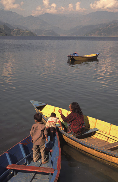 Poranek nad jeziorem w Pokharze