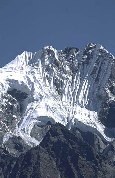 niene nawisy nad dolin Langtang